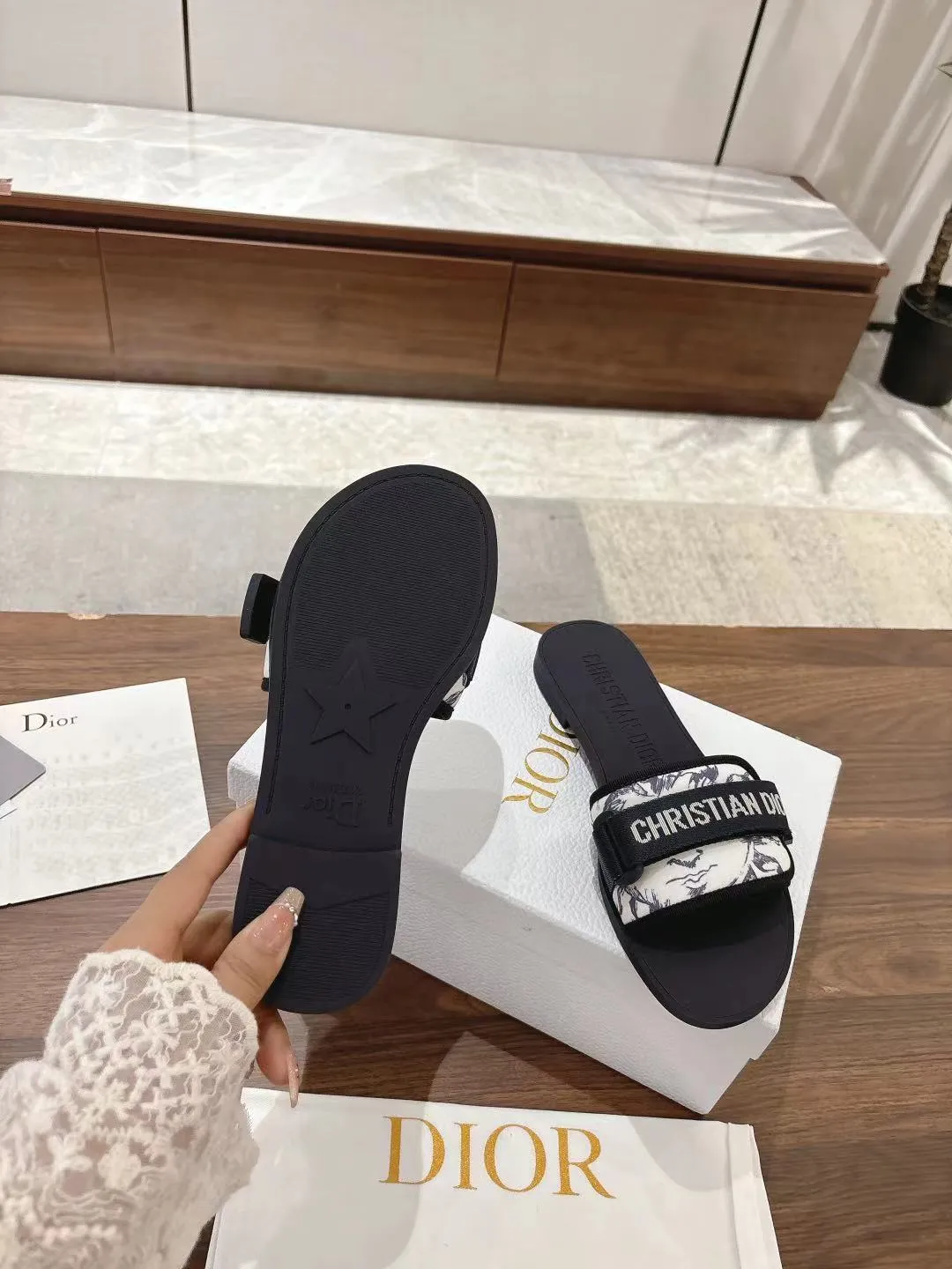👟👟Ex-factory price 380👟👟 Dior D’s latest series of Velcro buckle sandals and slippers in new colors! Perfect reproduction of the original version, the most popular color matching fabric, super layered ▪️Original molded high-end TPU outsole (not ordinary rubber) ▪️Very comfortable and easy to walk. All upper materials are custom-made from the original ▪️3D electric embroidered three-dimensional cloth surface, very versatile, a must-have for lazy people in summer ▪️Number of yards: 35-41